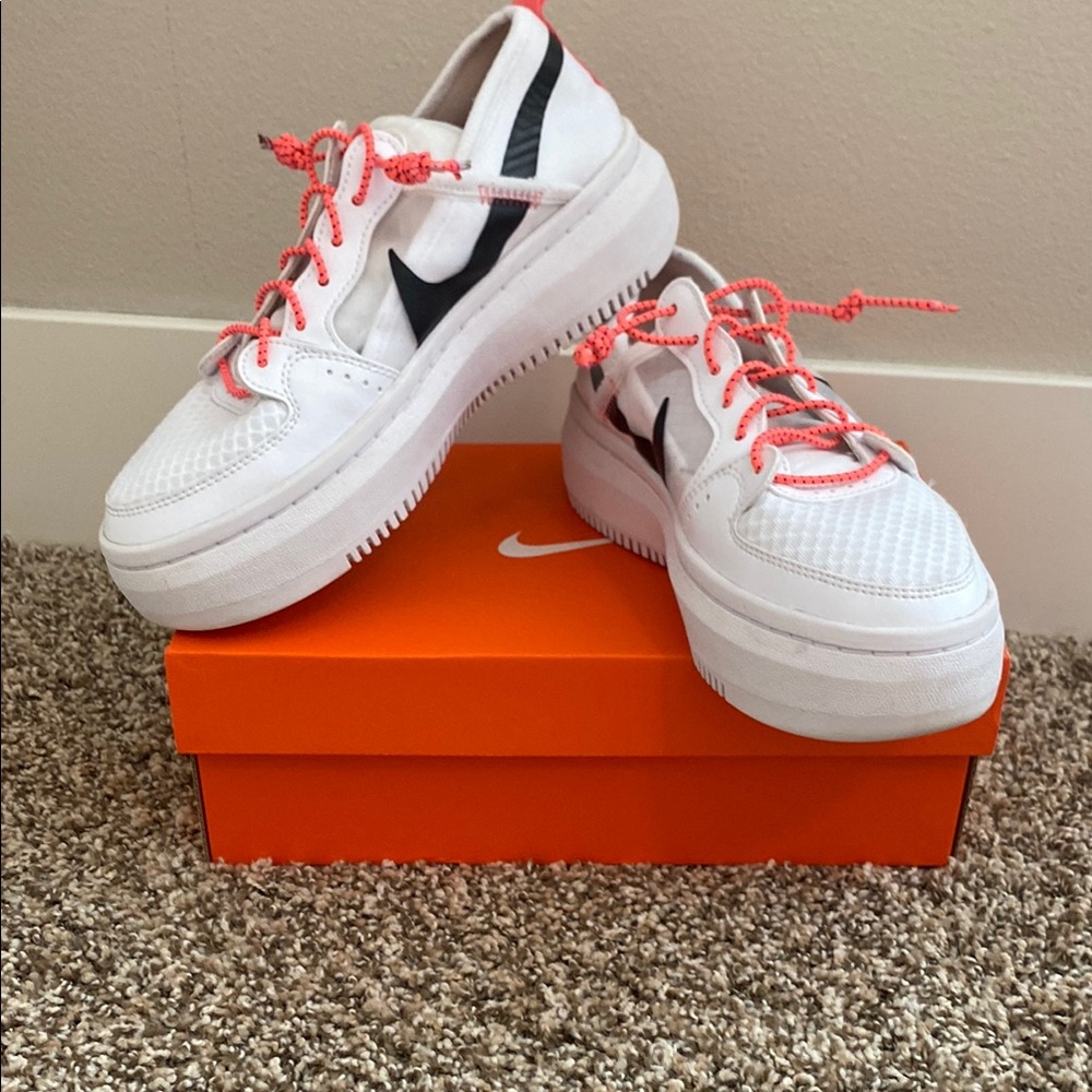 WOMENS WHITE AND PINK NIKE PLATFORMS!!